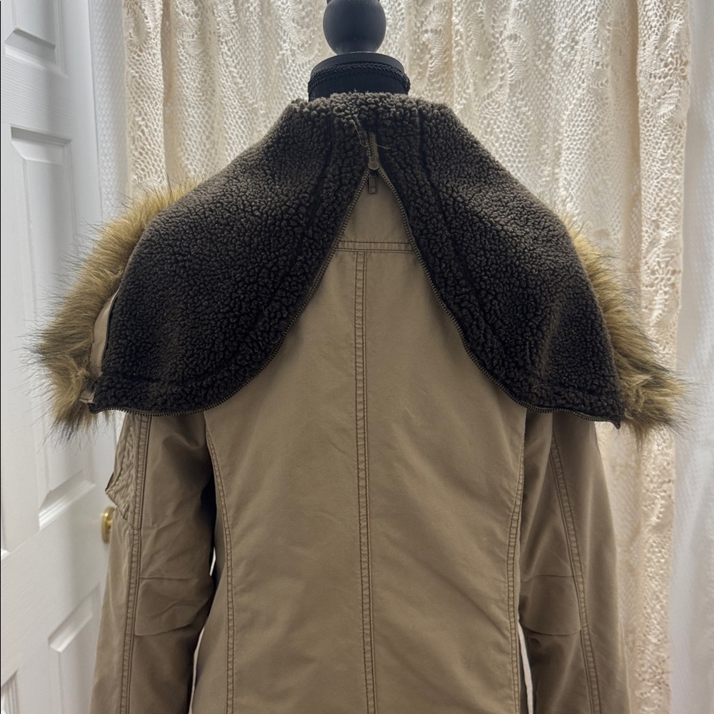 American Eagle Outfitters Women’s Tan Heavy Winter Coat with Faux Fur Hood - Picture 6 of 13